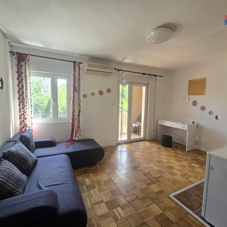 Stan Izdavanje Novi Sad  28 m2