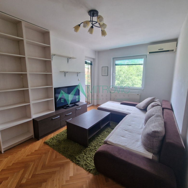 Izdaje se dvosoban stan – Banatić, Novi Sad (Šifra: 9102295).