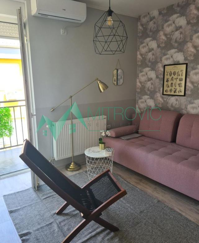 CENTAR – potpuno opremljena garsonjera sa terasom (šifra: 9102362).