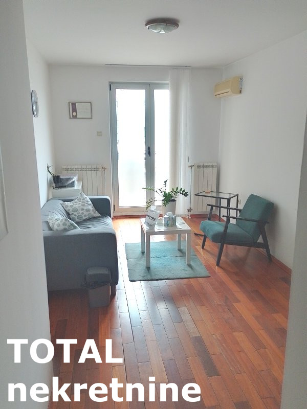 Jednosoban stan na prodaju, Bulevar Oslobođenja, Novi Sad, 28m², 3. sprat, 109.000 €