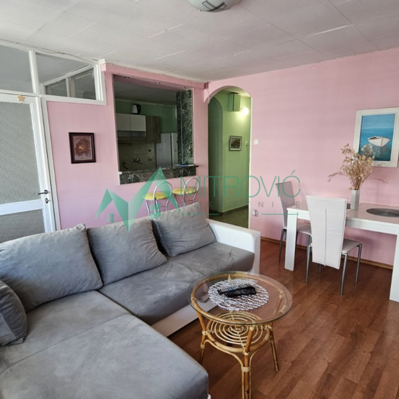 Odličan dvoiposoban stan na Bulevaru Oslobođenja – 56m².