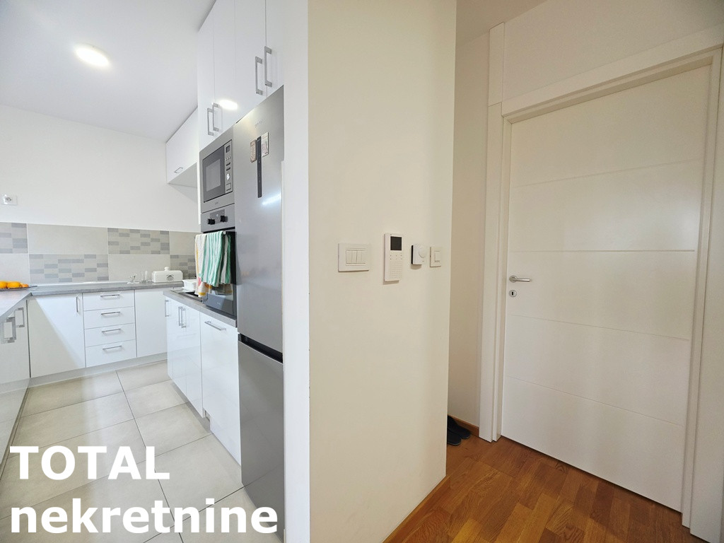 Dvoiposoban stan na prodaju, Bulevar Patrijarha Pavla, Novi Sad, 82m², 4. sprat, 225.000 €