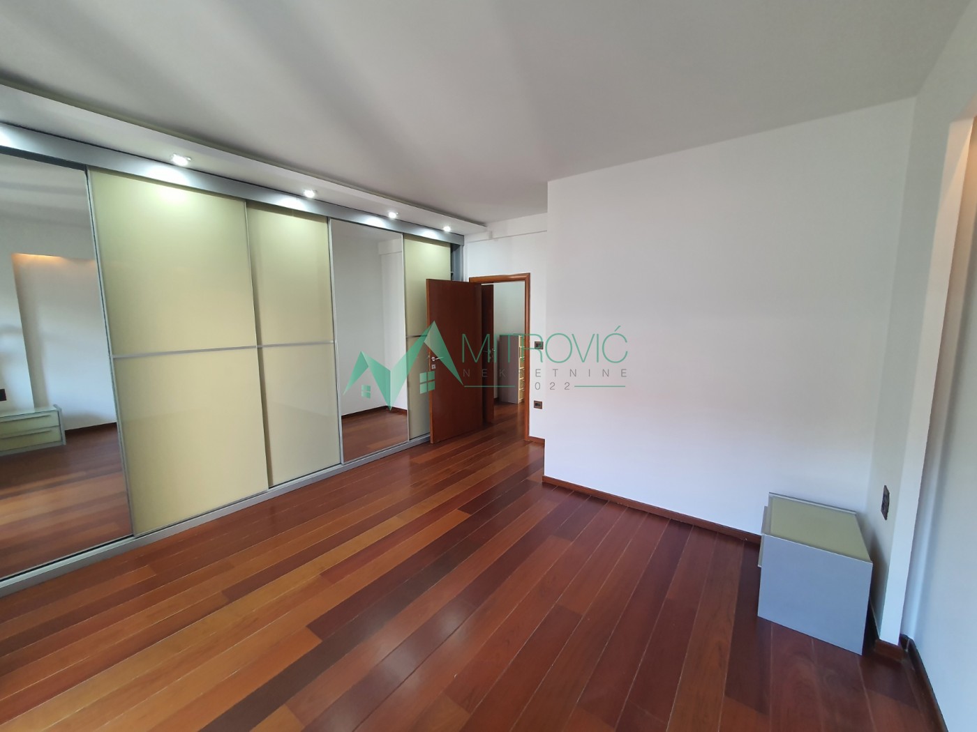 stanovi-4-re-centar-ns-1004605-fuany Četvorosoban stan na prodaju, Centar, Novi Sad, 126m², 363.380 €
