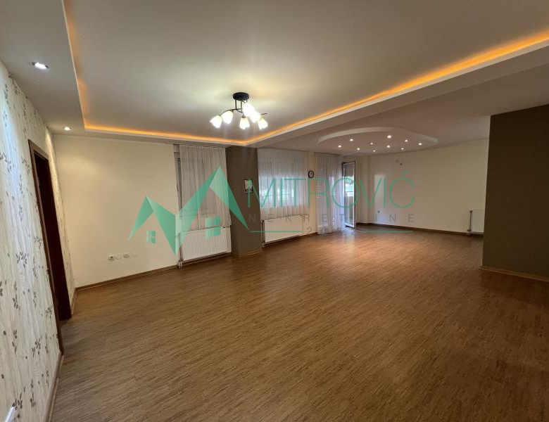 Četvorosoban stan na Tatarskom brdu, površine 130m2 -izuzetna ponuda (šifra oglasa:1004595).