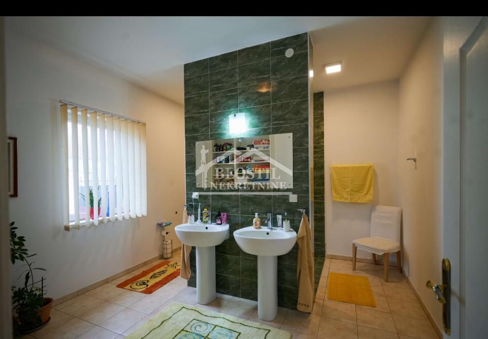 Kuća na prodaju, Centar, Kikinda, 304m², 295.000 €