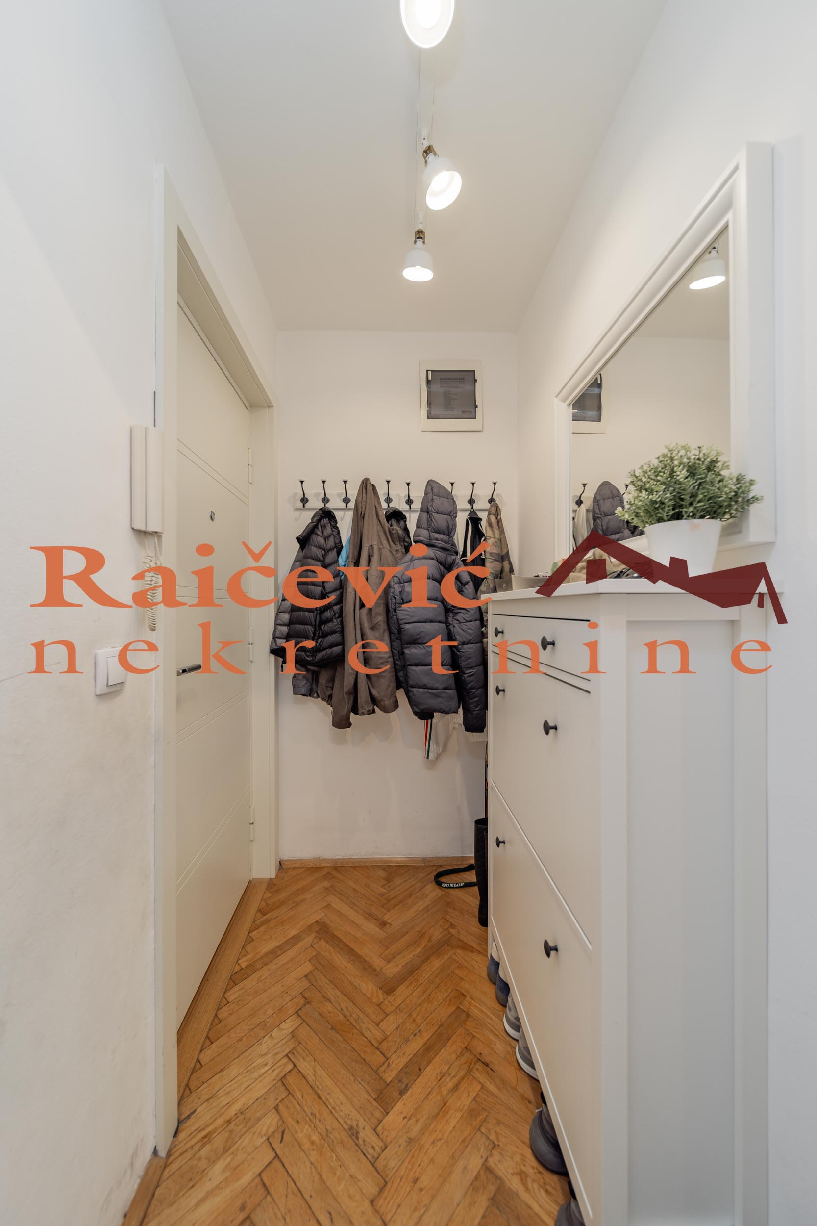 Trosoban stan na prodaju, Crveni Krst, Beograd, 69m², 1. sprat, 255.000 €