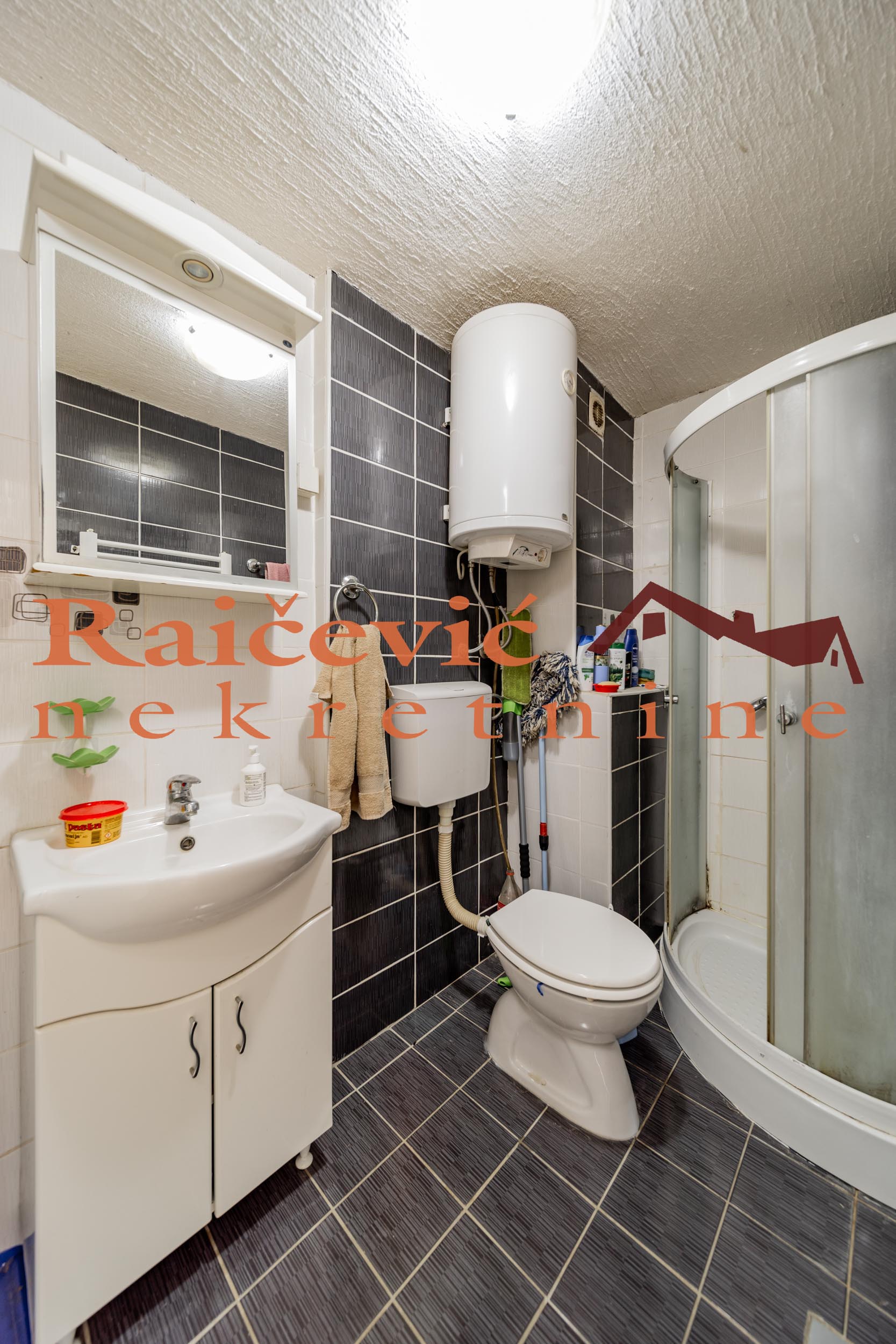 Kuća na prodaju, Resnik, Beograd, 260m², 191.000 €