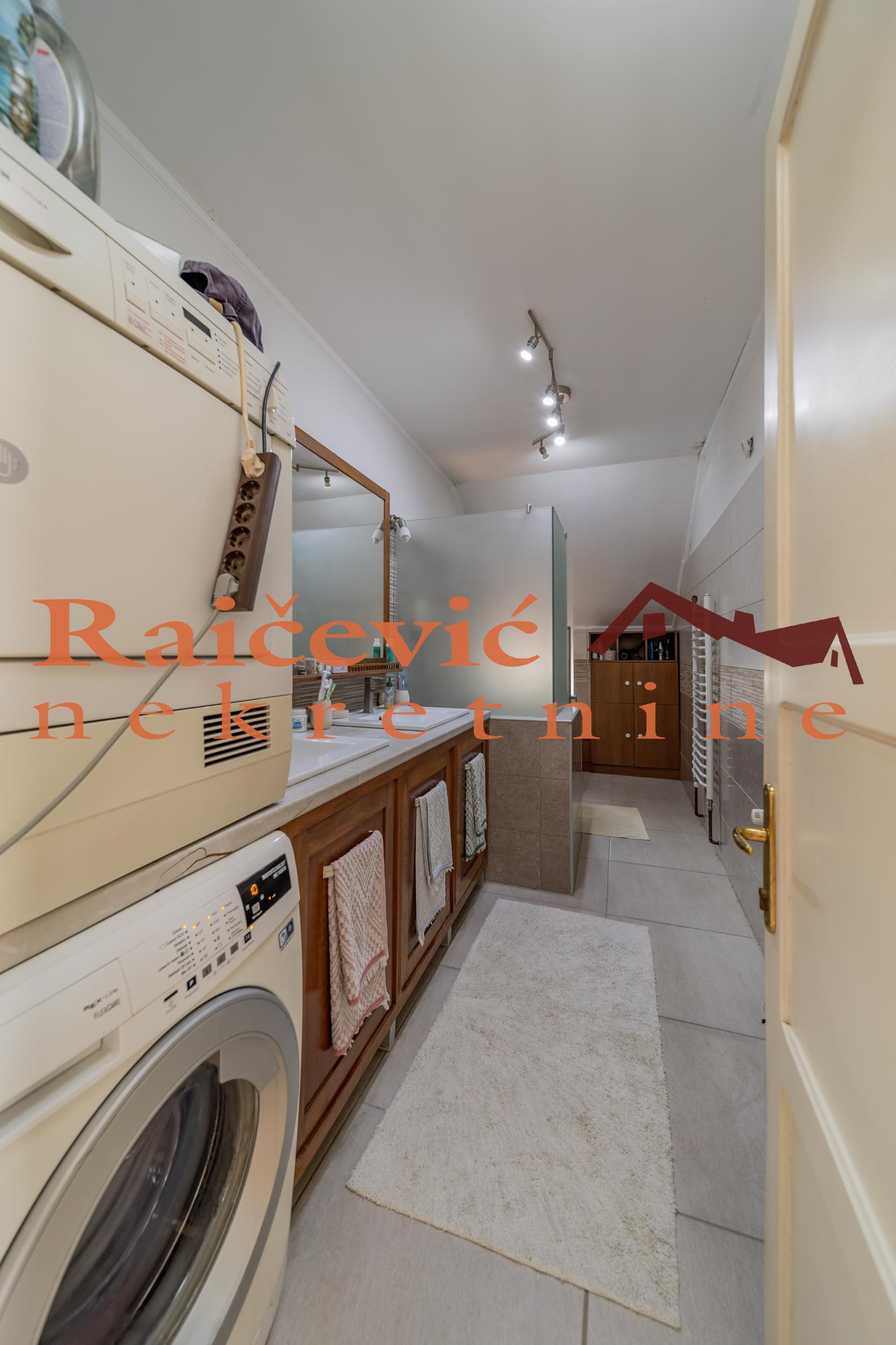 152460 Kuća na prodaju, Starcevo, 484m², 299.000 €