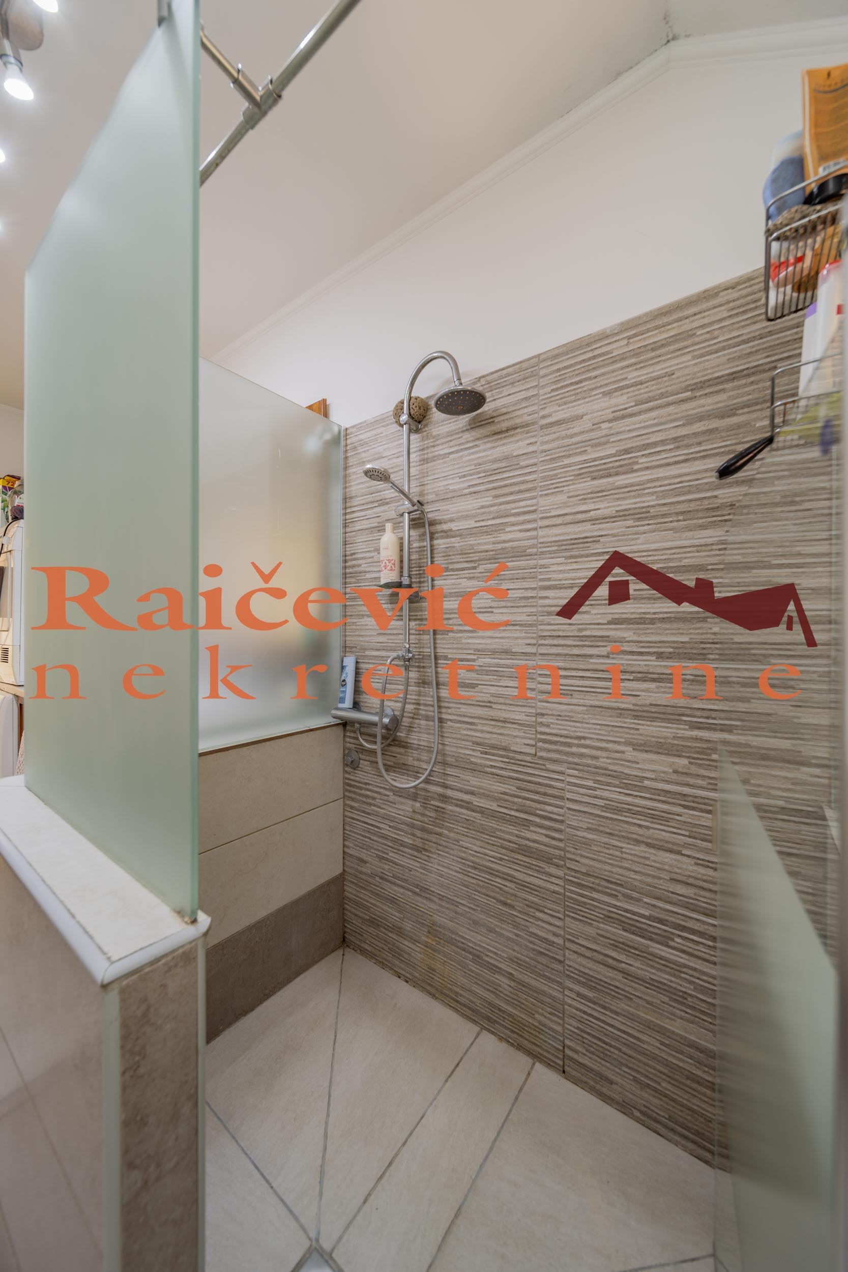 152461 Kuća na prodaju, Starcevo, 484m², 299.000 €
