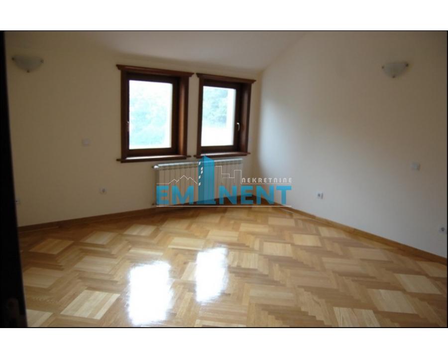 Višesoban stan za izdavanje, Dedinje, Beograd, 300m², 1. sprat, 2.500 €/mes