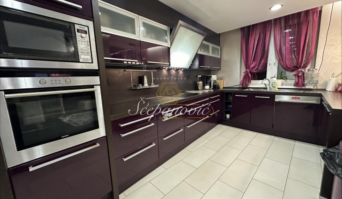 Stan Izdavanje Novi Sad  310 m2
