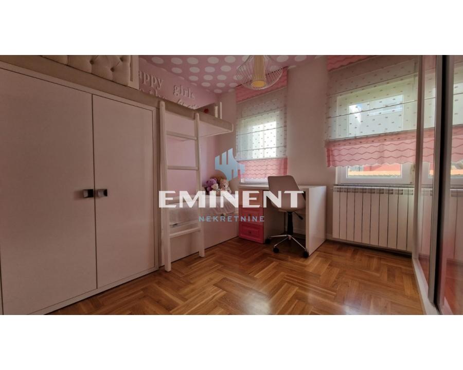 izdavanje-stanova-YrdHGARbUq Kuća na prodaju, Surčin, Beograd, 345m², 450.000 €