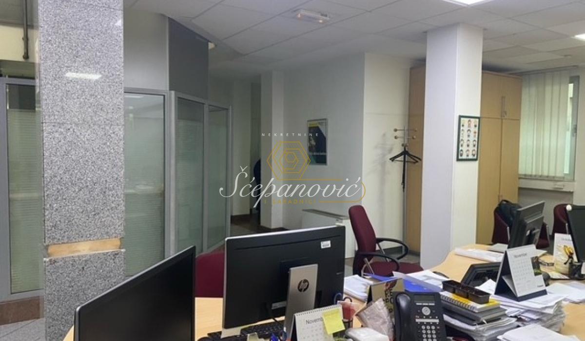 Lokal Izdavanje Novi Sad  353 m2