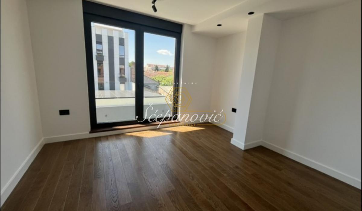 Četvorosoban stan na prodaju, Adamovićevo Naselje, Novi Sad, 368m², 700.000 €