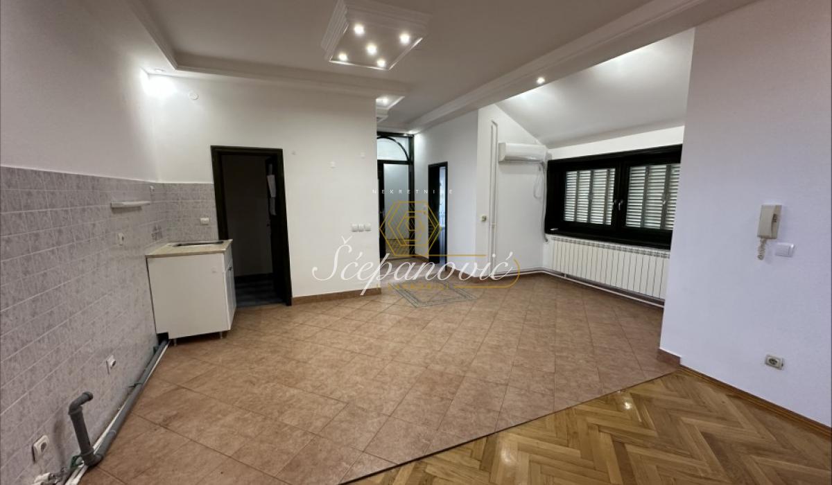 Kuća za izdavanje, Centar, Novi Sad, 281m², 2.000 €/mes