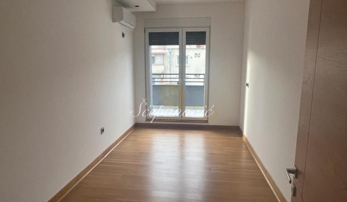 Stan Prodaja Novi Sad  240 m2