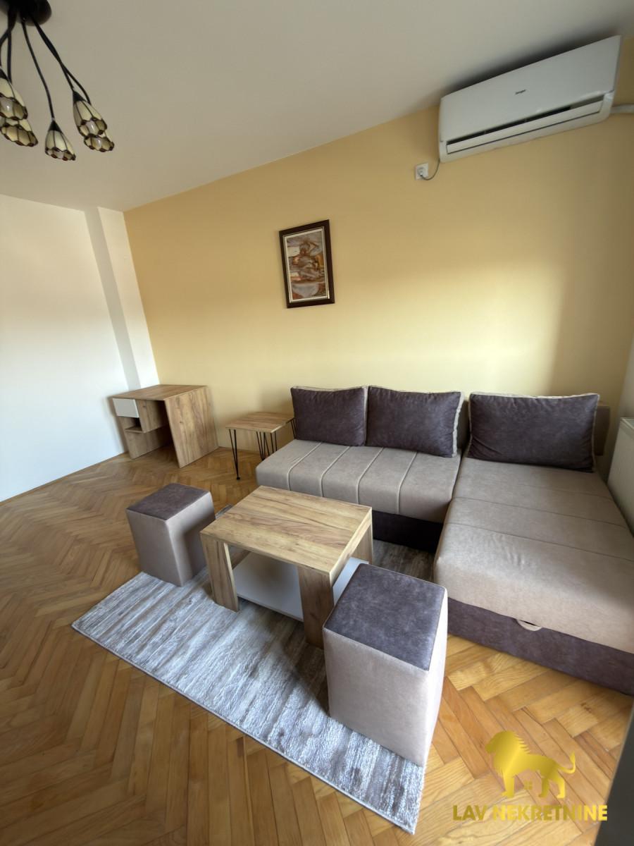 Jednosoban stan za izdavanje, Rotkvarija, Novi Sad, 30m², 300 €/mes