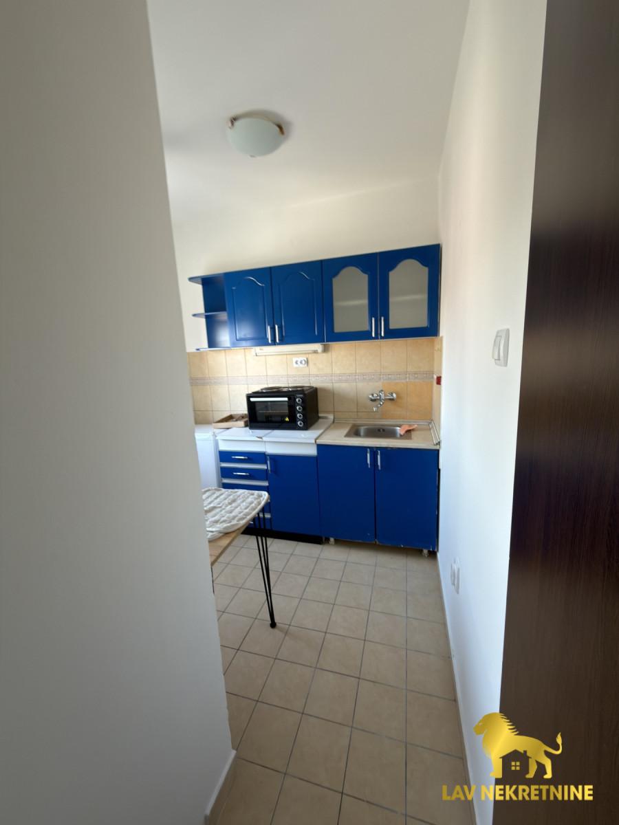 Jednosoban stan za izdavanje, Rotkvarija, Novi Sad, 30m², 300 €/mes