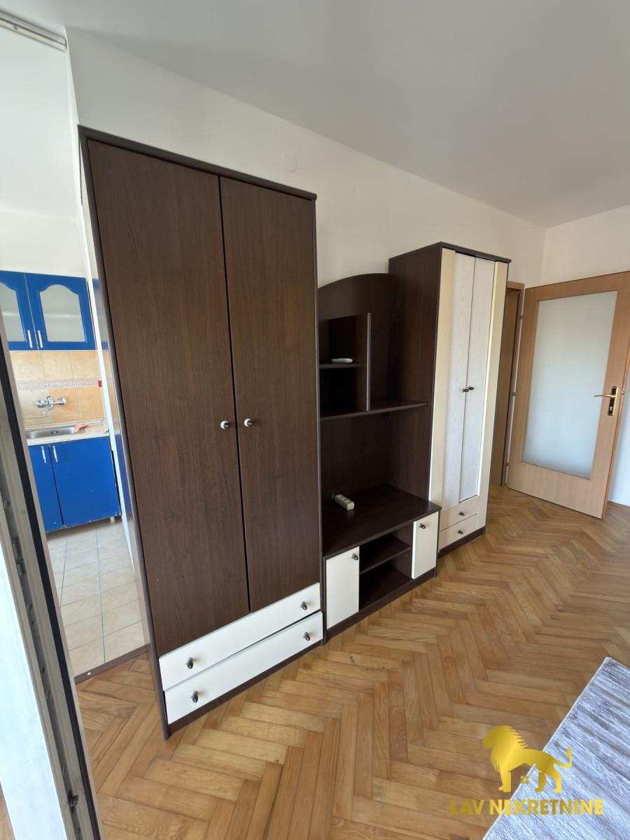 Jednosoban stan za izdavanje, Rotkvarija, Novi Sad, 30m², 300 €/mes