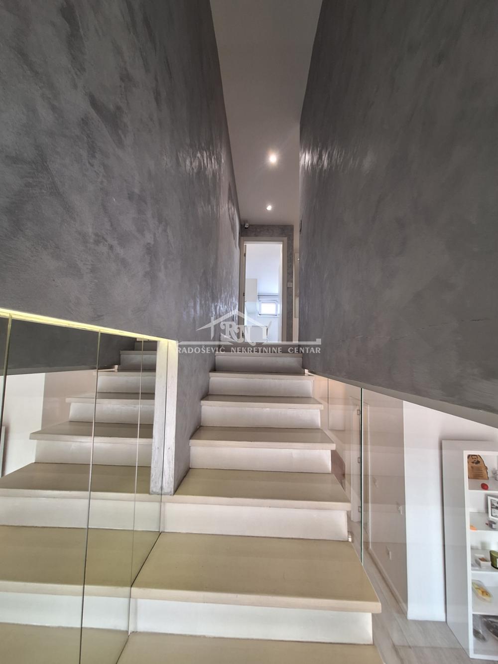 Četvoroiposoban stan na prodaju, Đeram Pijaca, Beograd, 118m², 6. sprat, 383.500 €