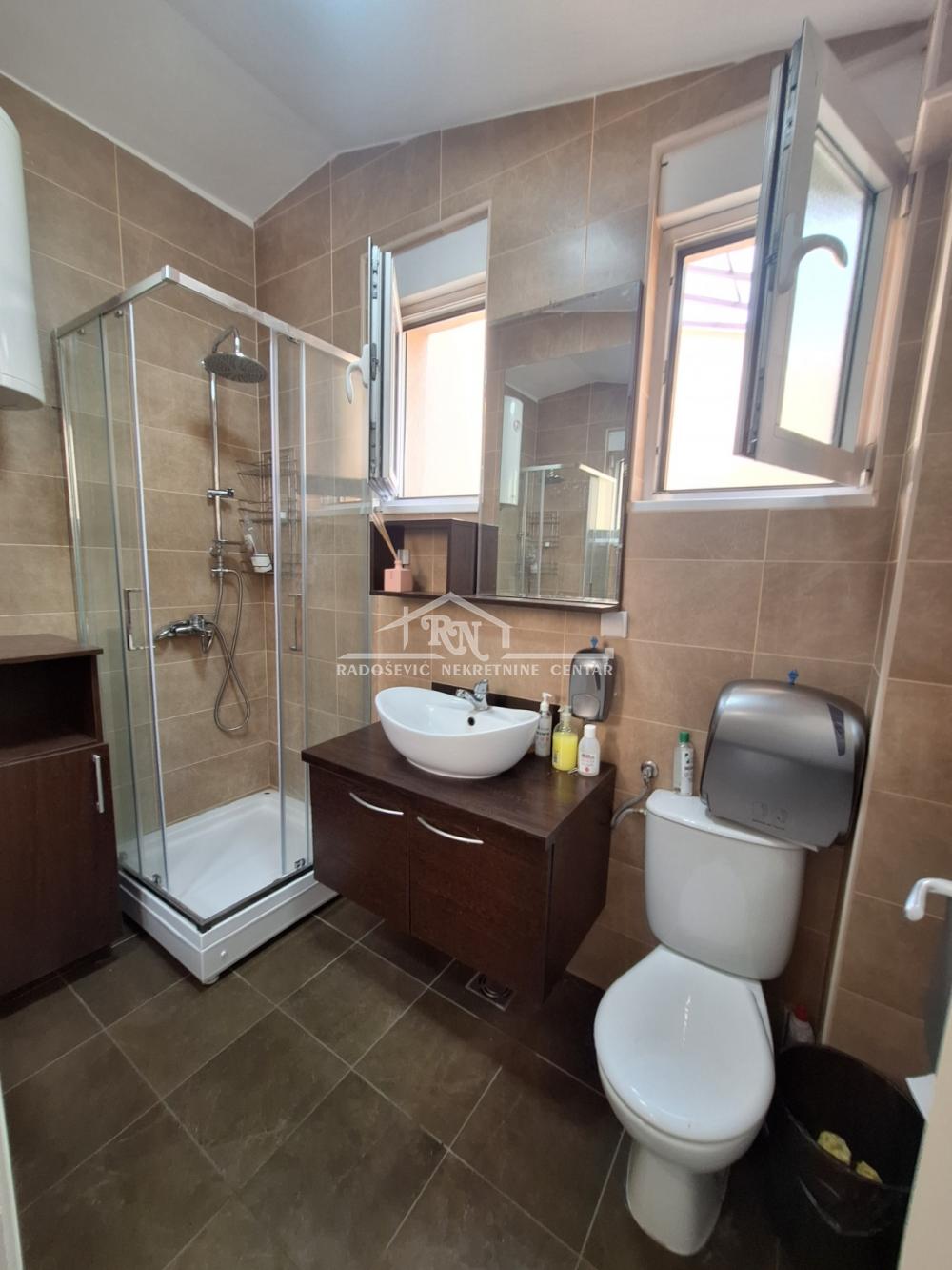 Četvoroiposoban stan na prodaju, Đeram Pijaca, Beograd, 118m², 6. sprat, 383.500 €