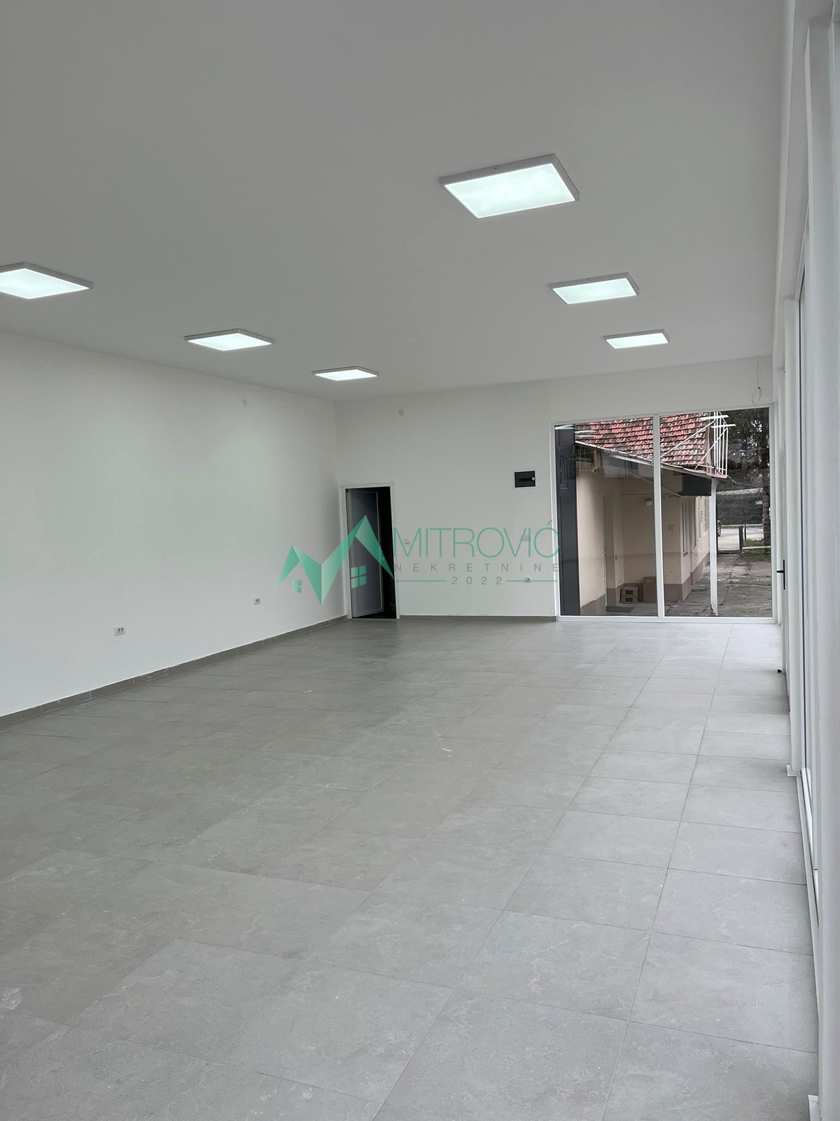 Lokal Izdavanje Novi Sad  90 m2