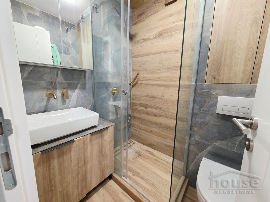 Trosoban stan na prodaju, Socijalno, Novi Sad, 76m², 252.000 €