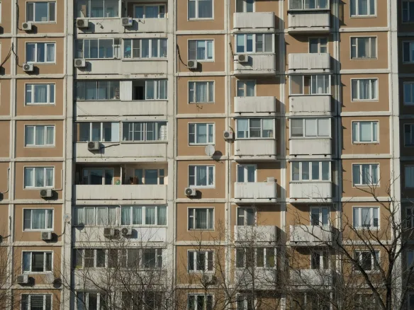 Fasada stambene zgrade sa balkonima i klima uređajima – ilustracija uz tekst o novogradnji