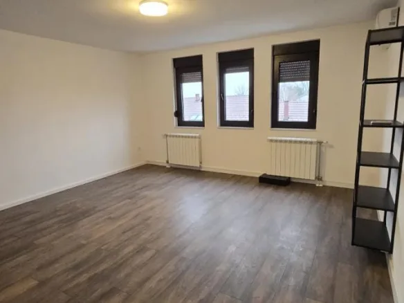 Lokal Izdavanje Novi Sad  230 m2