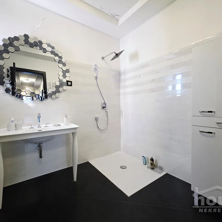 Višesoban stan za izdavanje, Sajmište, Novi Sad, 242m², 1.800 €/mes