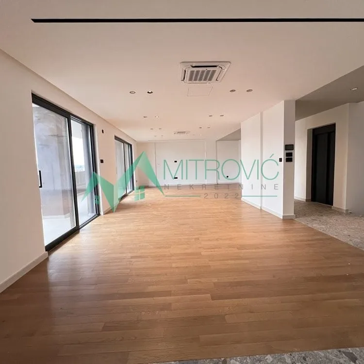 Stan Prodaja Novi Sad  210 m2