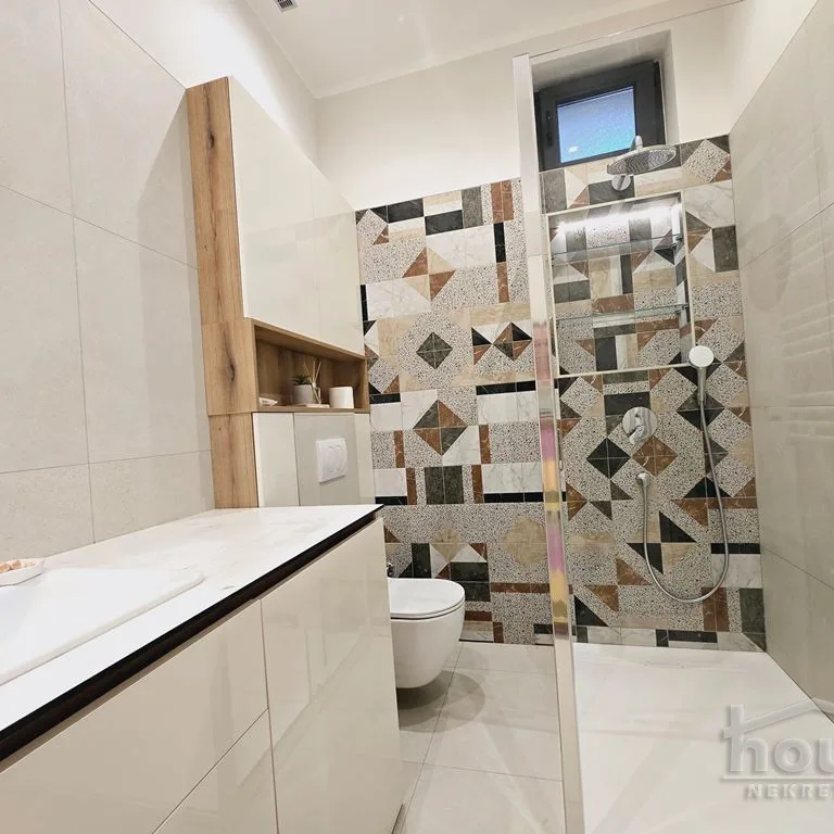 Trosoban stan na prodaju, Centar, Novi Sad, 100m², 1. sprat, 345.000 €
