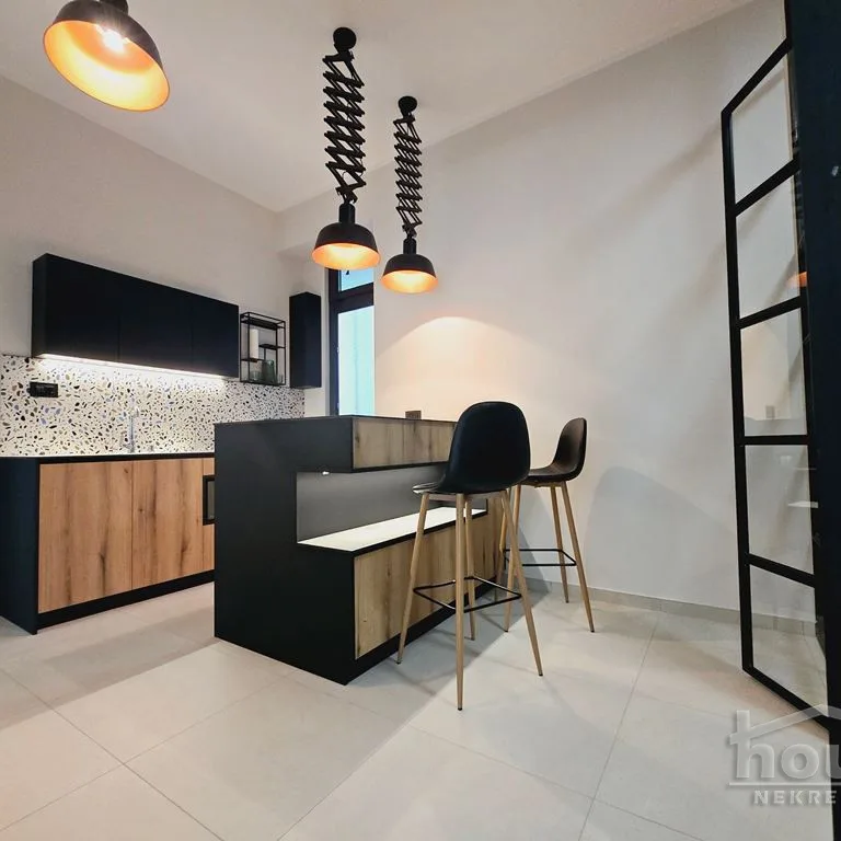 Trosoban stan na prodaju, Centar, Novi Sad, 100m², 1. sprat, 345.000 €