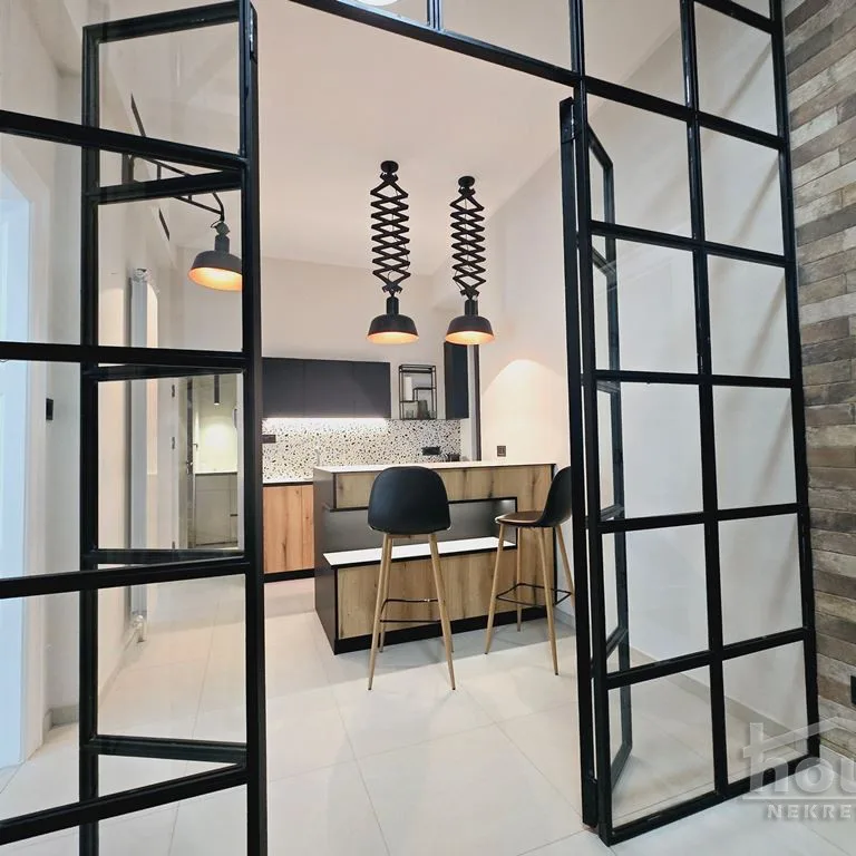 Trosoban stan na prodaju, Centar, Novi Sad, 100m², 1. sprat, 345.000 €