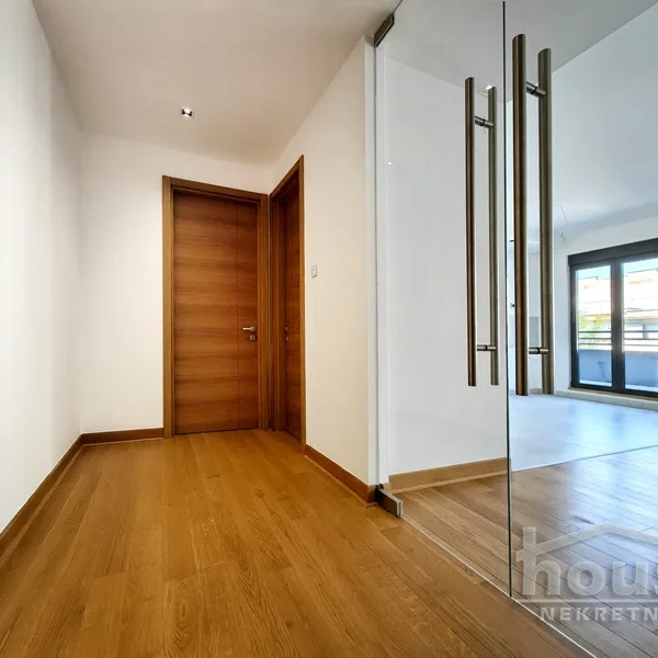 Stan Prodaja Novi Sad  245 m2
