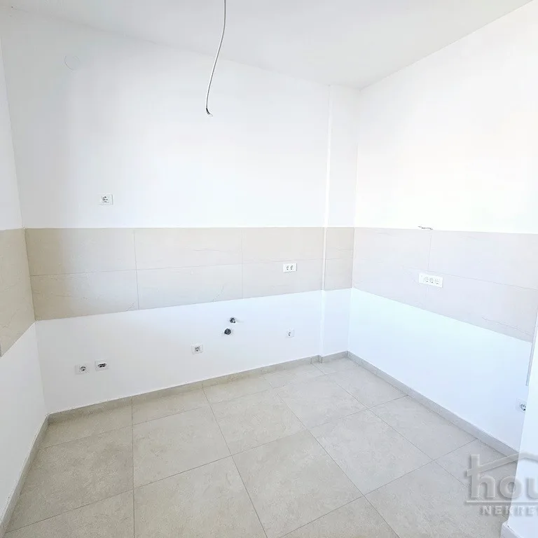 Četvorosoban stan na prodaju, Bulevar Oslobođenja, Novi Sad, 104m², 3. sprat, 320.320 €