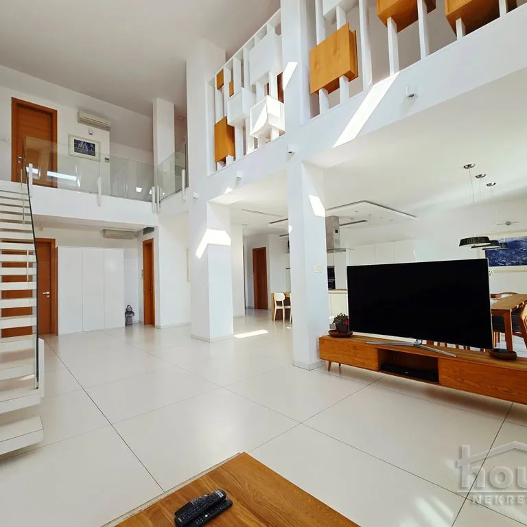Višesoban stan na prodaju, Centar, Novi Sad, 352m², 5. sprat, 1.573.840 €