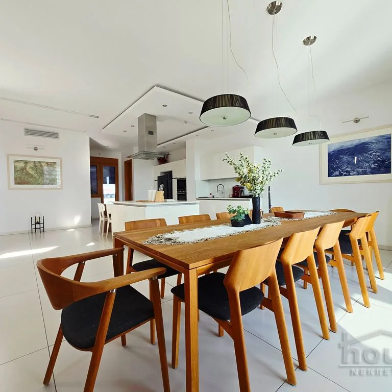 Višesoban stan na prodaju, Centar, Novi Sad, 352m², 5. sprat, 1.573.840 €