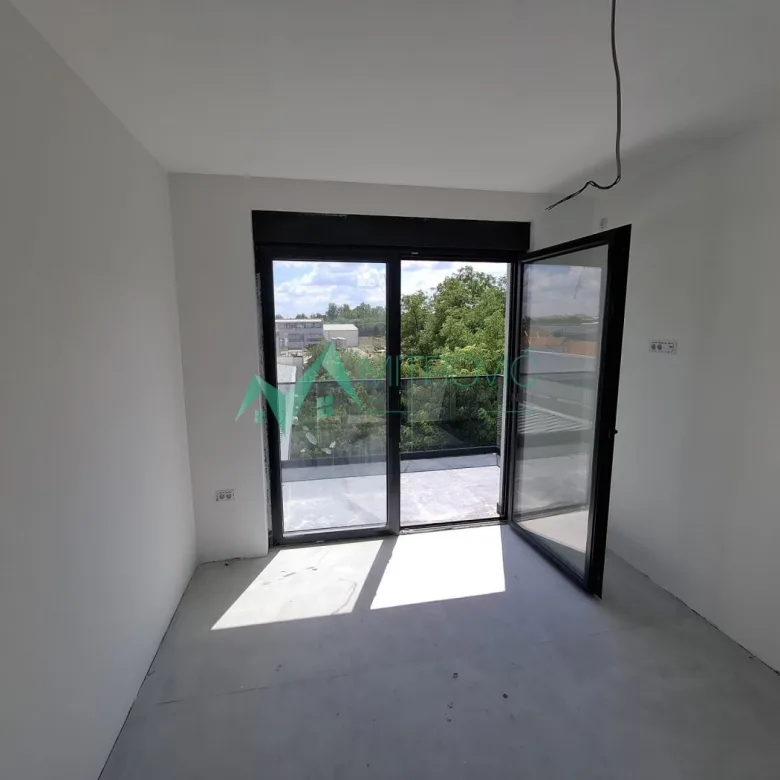 Trosoban stan na prodaju, Zrenjanin, 330m², 566.500 €