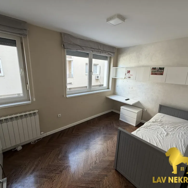Četvorosoban stan na prodaju, Centar, Inđija, 94m², 154.500 €