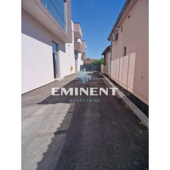 Lokal za izdavanje, Novi Banovci, Stara Pazova, 560m², 5.600 €/mes