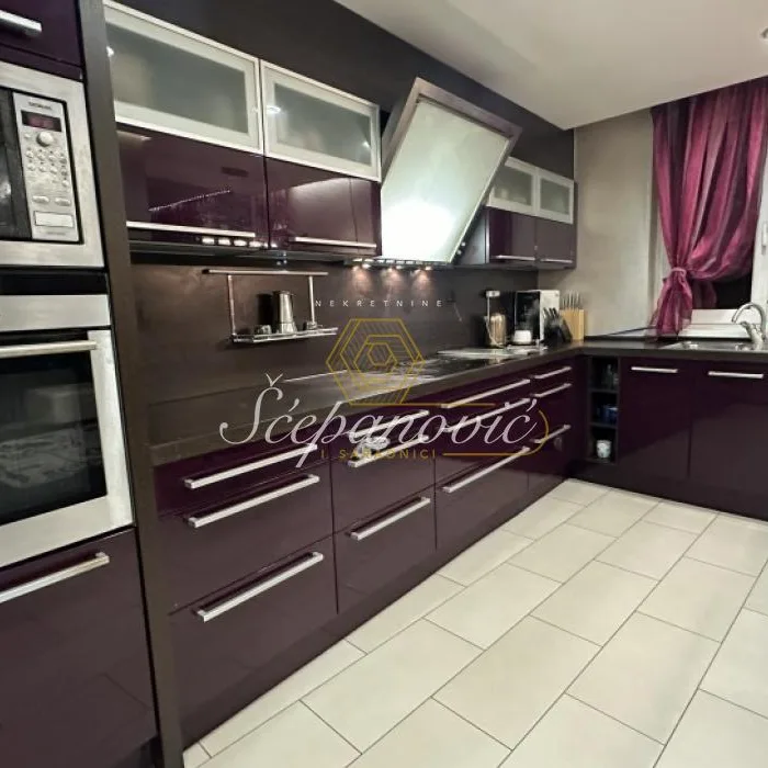 Stan Izdavanje Novi Sad  310 m2
