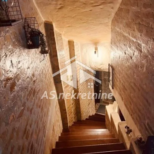 Kuća za izdavanje, Jajinci, Beograd, 367m², 3.500 €/mes