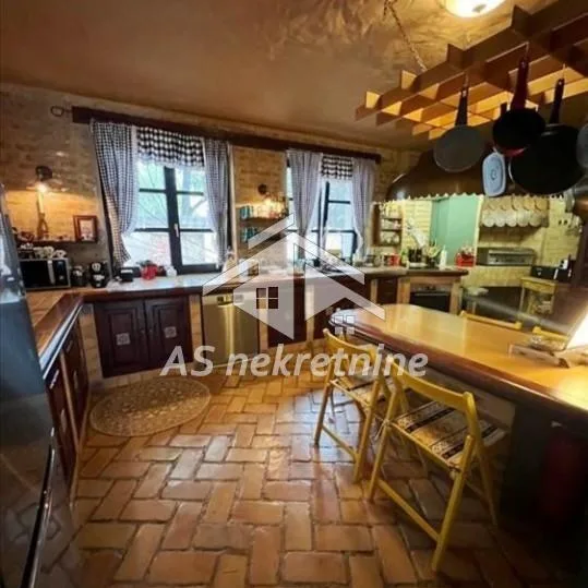 Kuća za izdavanje, Jajinci, Beograd, 367m², 3.500 €/mes