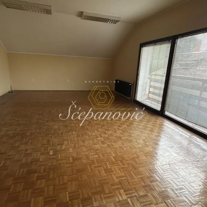 Lokal Izdavanje Novi Sad  100 m2