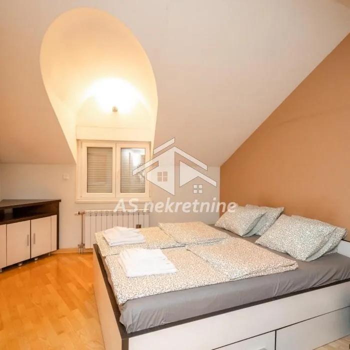 Četvorosoban stan za izdavanje, Obilićev Venac, Beograd, 140m², 1. sprat, 1.800 €/mes