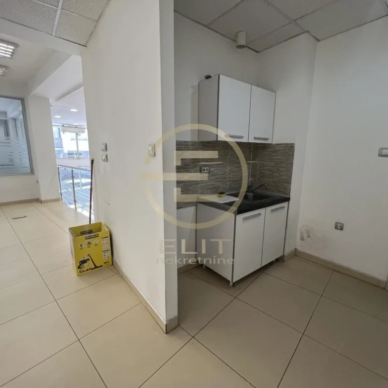 Lokal Izdavanje Novi Sad  229 m2