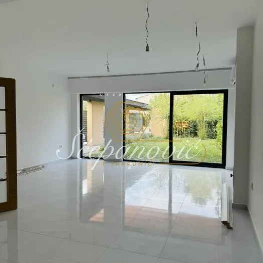 Stan Izdavanje Novi Sad Popovica 181 m2