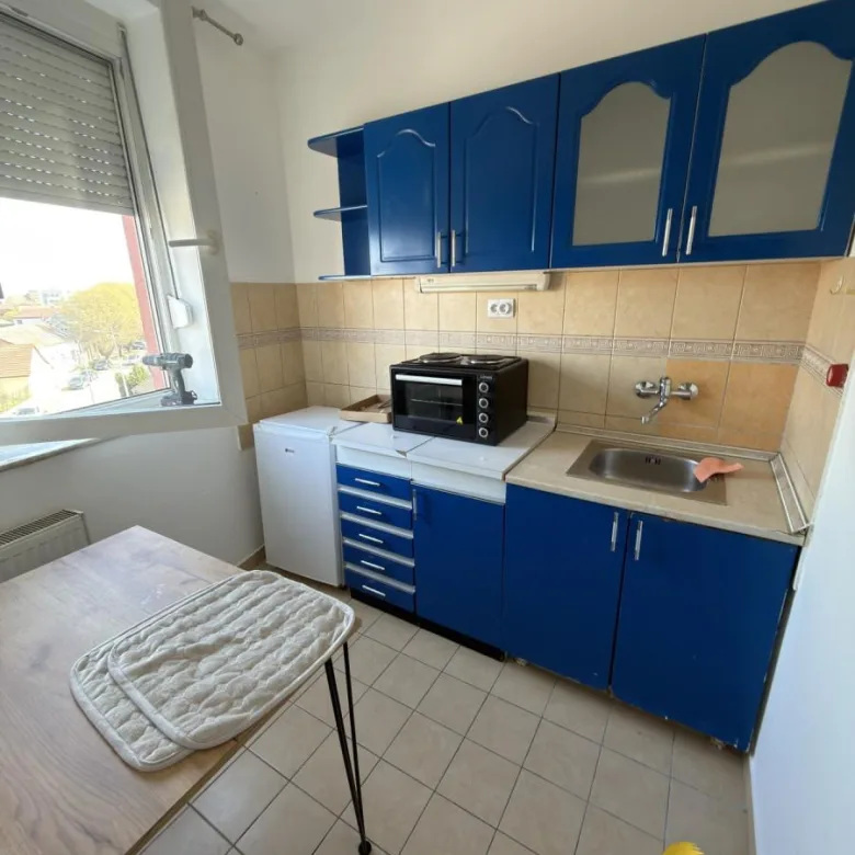 Jednosoban stan za izdavanje, Rotkvarija, Novi Sad, 30m², 300 €/mes