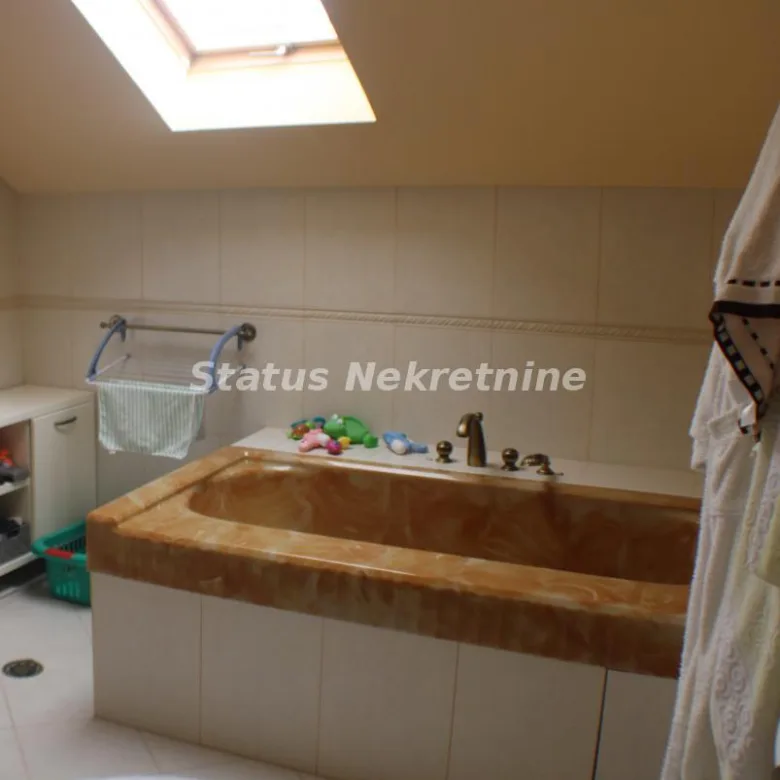 Lokal na prodaju, Beočin, 613m², 410.000 €